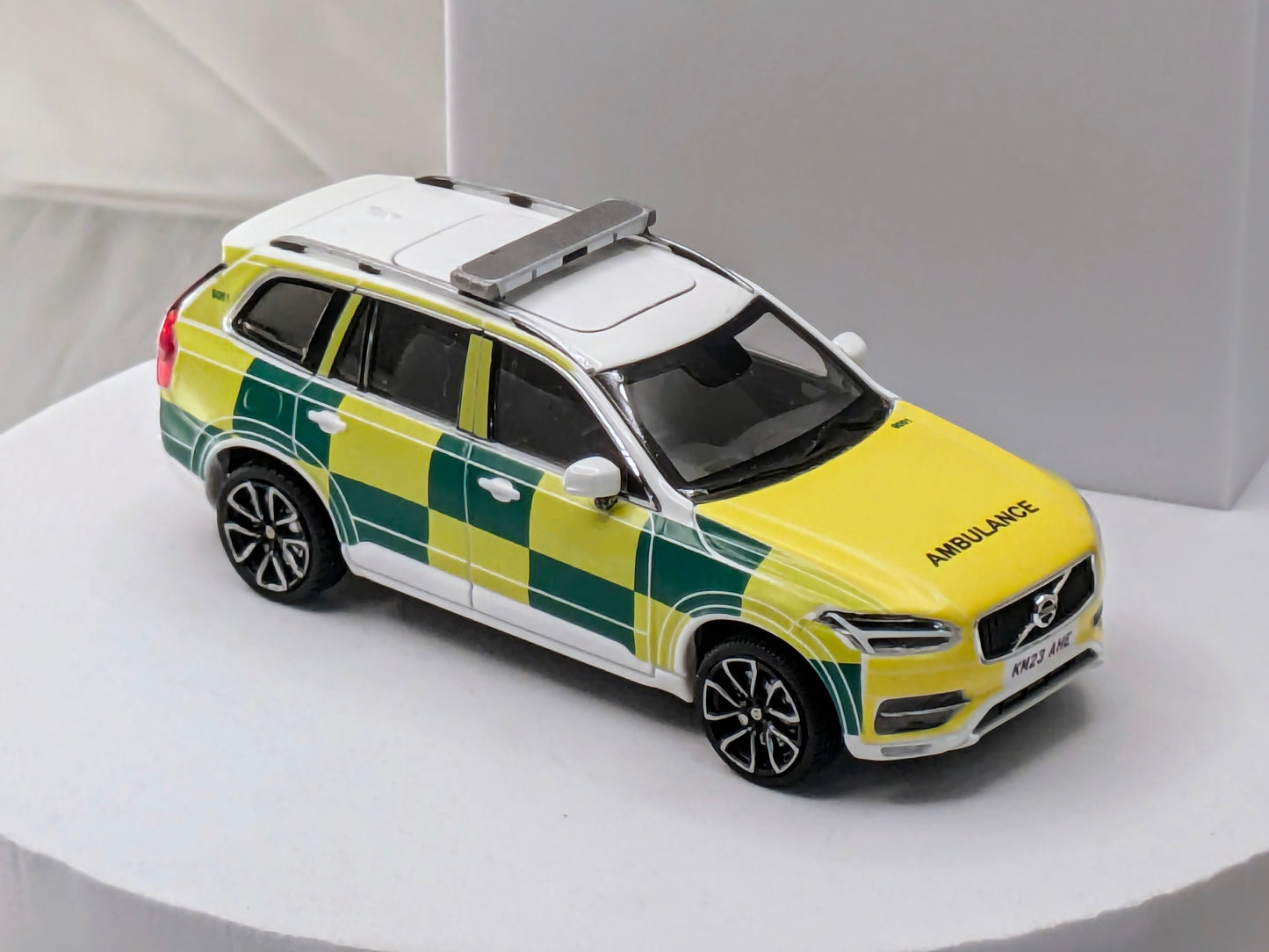 Norev 1/43 Volvo XC90 London Ambulance Model